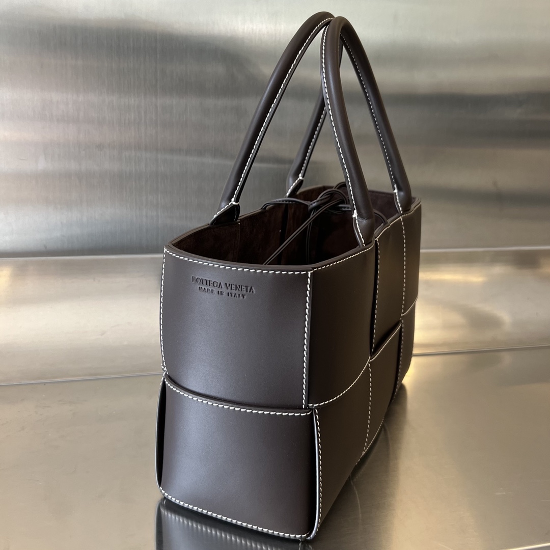 Small Arco Intreccio Leather Tote Bag Fondant